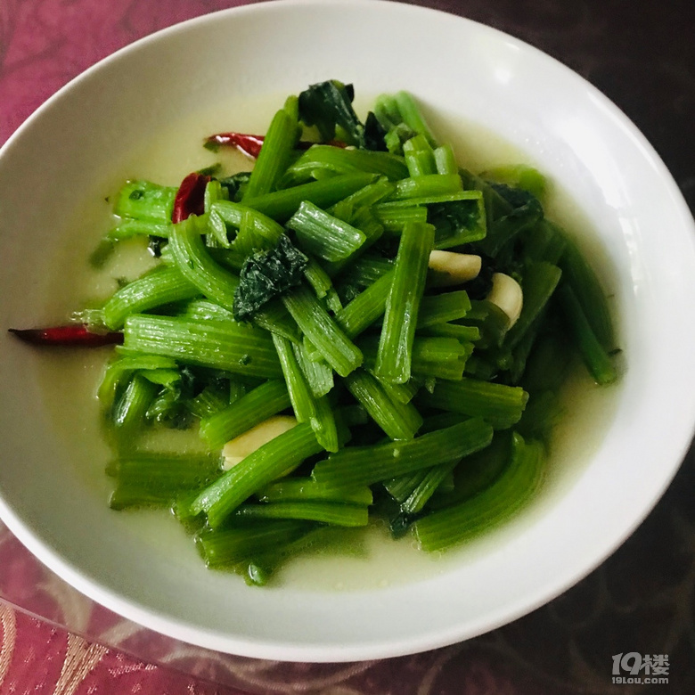 推門可以見小溪的地方