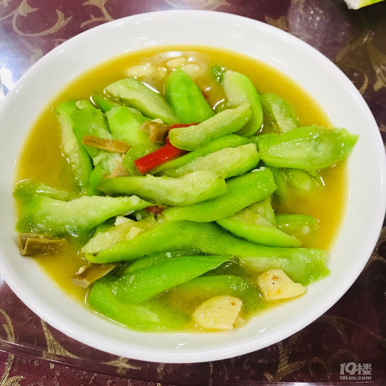 推門可以見小溪的地方