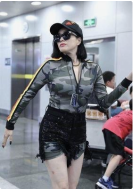 乘風破浪的姐姐鐘麗緹蕾絲吊帶上衣，大膽穿搭效果出門