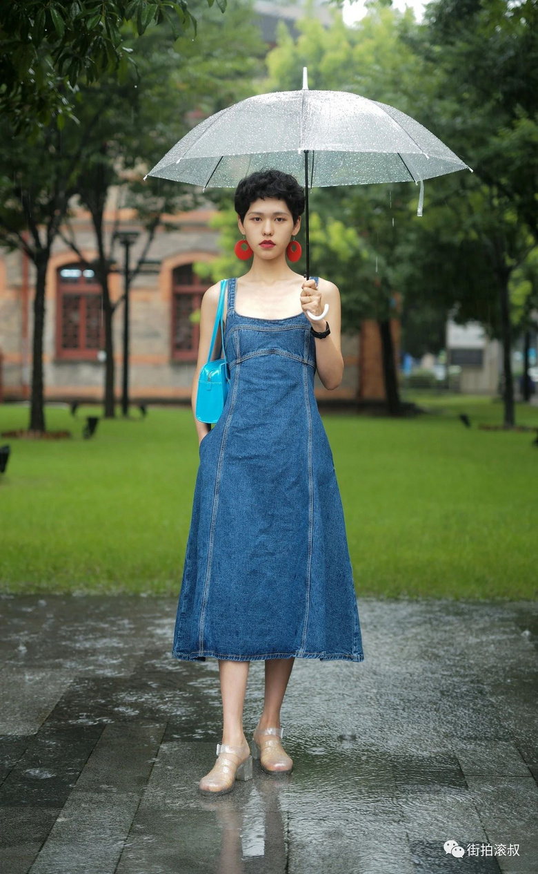 一下雨，世界就好像變成了清涼的藍(lán)色