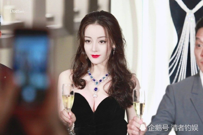 这是什么绝世大美女!迪丽热巴生图未免也太美了,真珠宝美人!