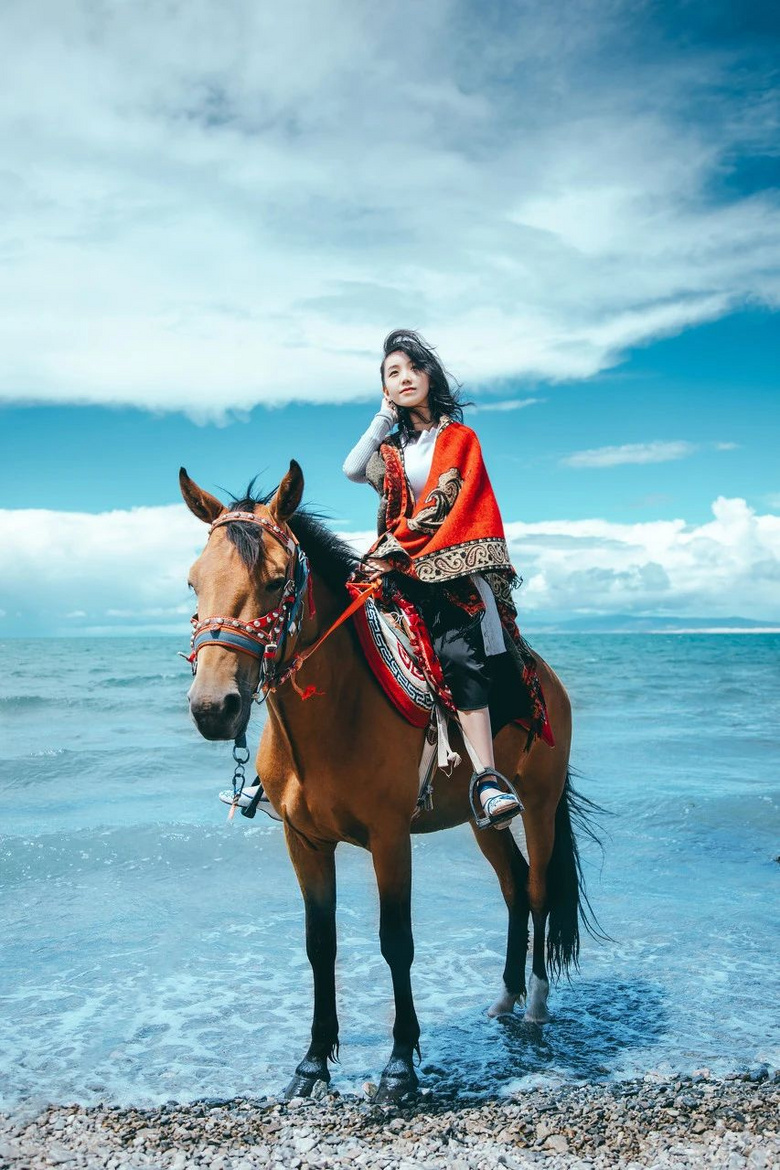 7月的青海湖，一半花海，一半美女