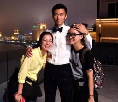 她酷似王菲,谢霆锋曾上门陪她,连她的女儿也长得像谢霆锋