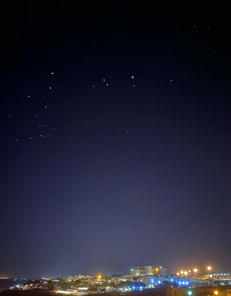 在約旦體驗(yàn)死海漂浮，原來(lái)真的可以躺在水上面看雜志