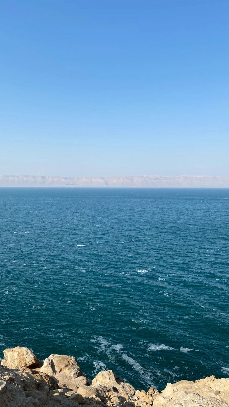 在約旦體驗(yàn)死海漂浮，原來(lái)真的可以躺在水上面看雜志