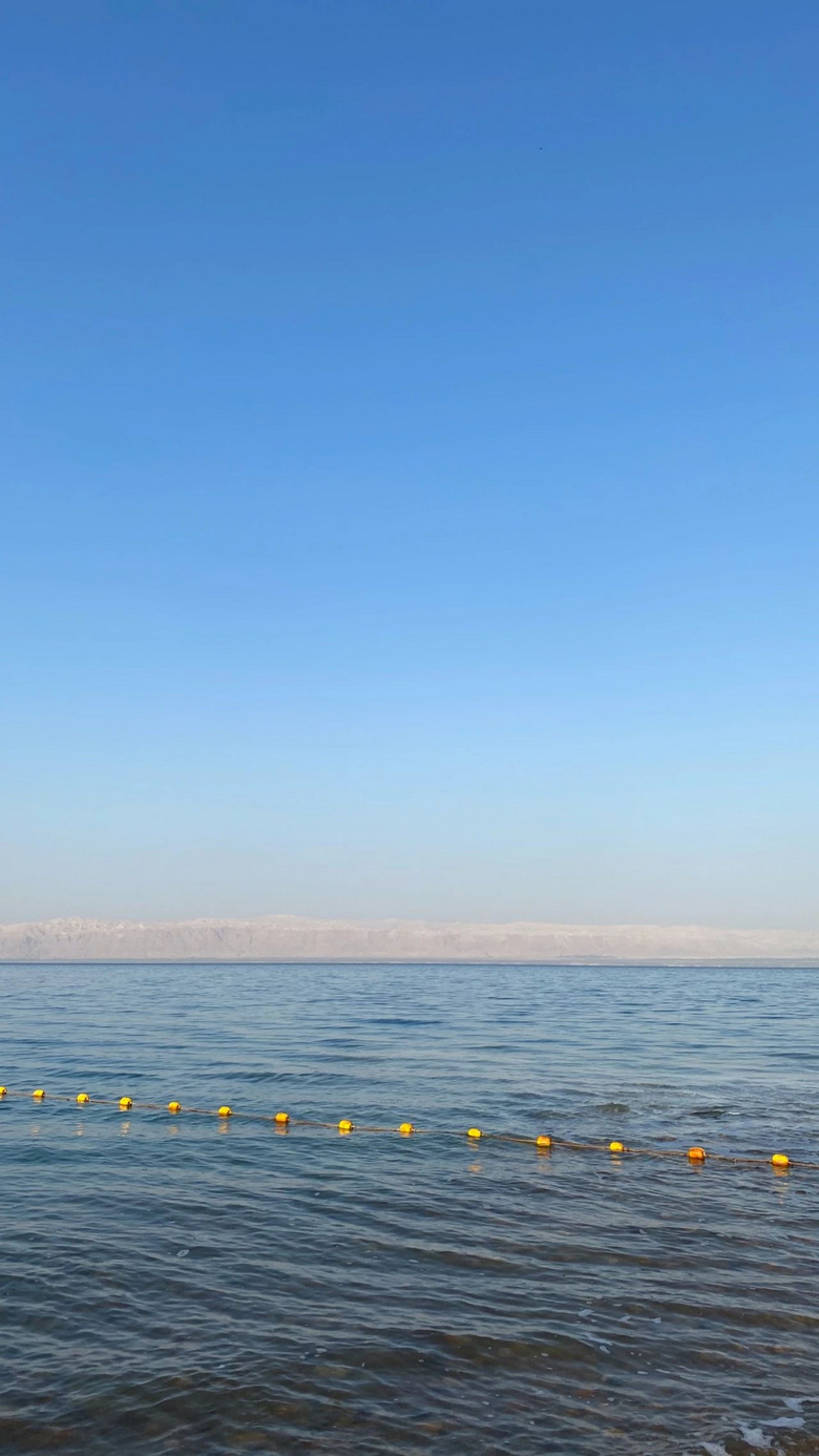 在約旦體驗(yàn)死海漂浮，原來(lái)真的可以躺在水上面看雜志