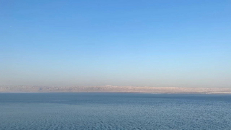 在約旦體驗(yàn)死海漂浮，原來(lái)真的可以躺在水上面看雜志