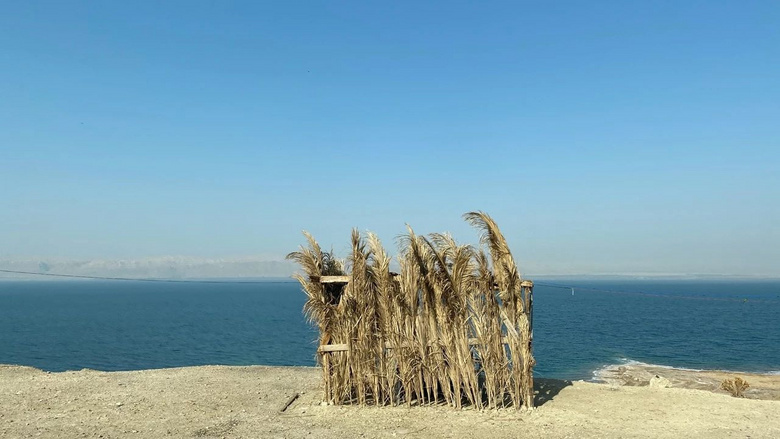 在約旦體驗(yàn)死海漂浮，原來(lái)真的可以躺在水上面看雜志