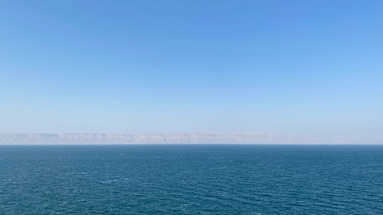 在約旦體驗(yàn)死海漂浮，原來(lái)真的可以躺在水上面看雜志