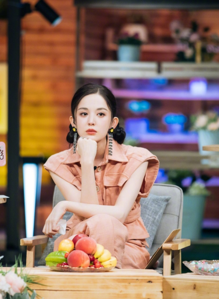 古力娜扎又解锁全新技能了,卖萌表情包绝版来袭,俏皮可爱超标了