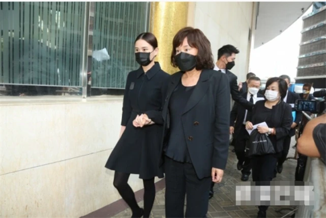 窦骁陪同何超莲参加赌王丧礼,何超莲因为这个穿着被批
