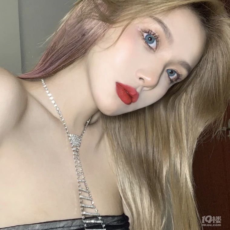 粉色掛耳染，C位女團(tuán)的輕歐美妝
