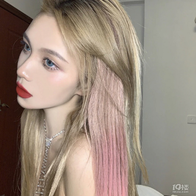 粉色掛耳染，C位女團(tuán)的輕歐美妝