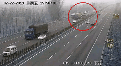 高速路上幾輛車堆在一起，把路面全部擋住了，你會怎么處理？
