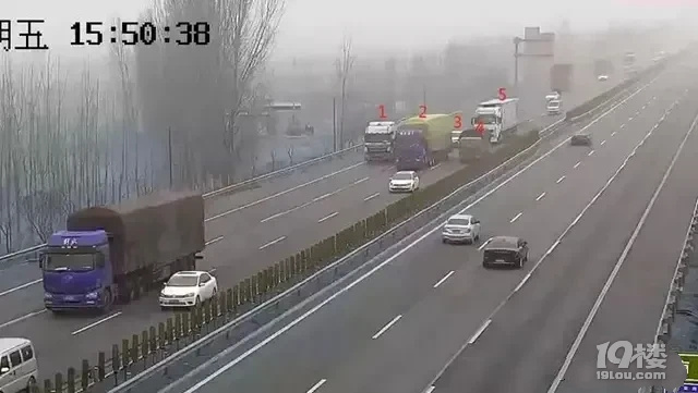 高速路上幾輛車堆在一起，把路面全部擋住了，你會怎么處理？