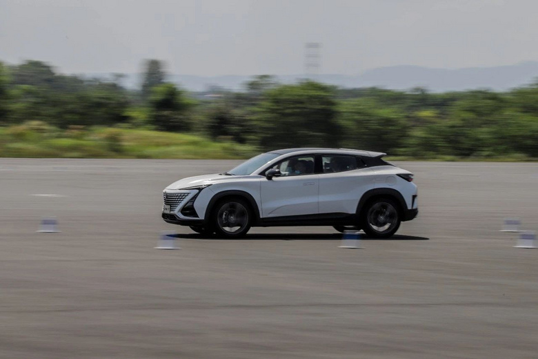 加速踩到180km/h依然穩(wěn)定，這臺(tái)10來(lái)萬(wàn)級(jí)SUV蠻給力