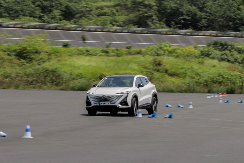 加速踩到180km/h依然穩(wěn)定，這臺(tái)10來(lái)萬(wàn)級(jí)SUV蠻給力