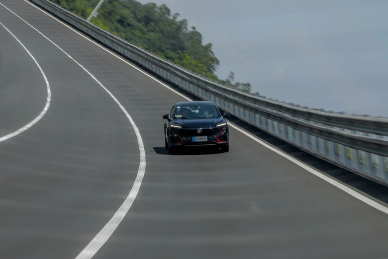 加速踩到180km/h依然穩(wěn)定，這臺(tái)10來(lái)萬(wàn)級(jí)SUV蠻給力