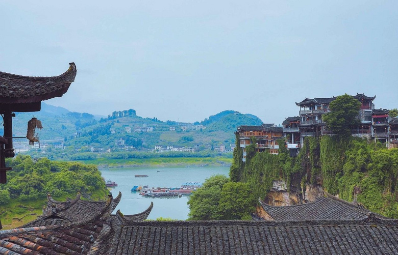 比麗江人少，比鳳凰古樸，懸掛于瀑布上的千年古鎮(zhèn)