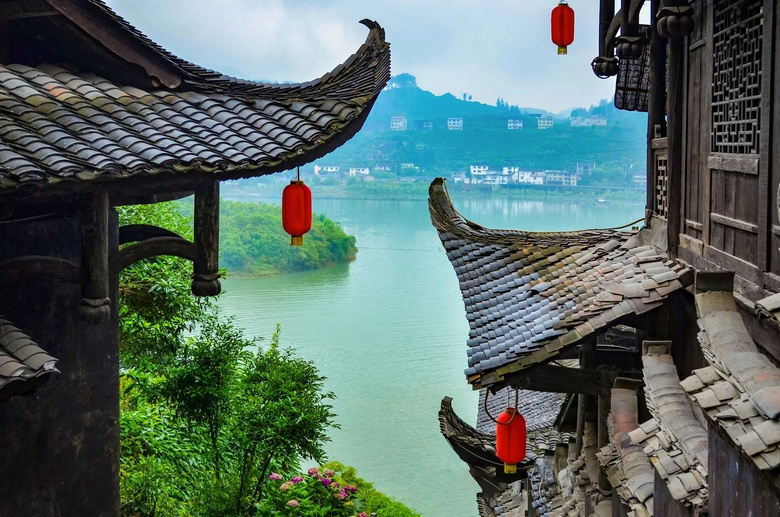 比麗江人少，比鳳凰古樸，懸掛于瀑布上的千年古鎮(zhèn)