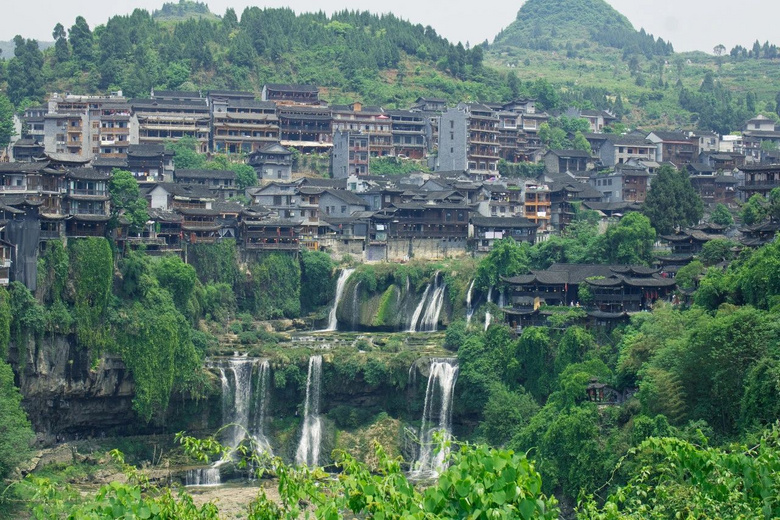 比麗江人少，比鳳凰古樸，懸掛于瀑布上的千年古鎮(zhèn)