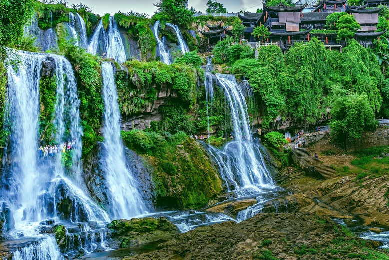 比麗江人少，比鳳凰古樸，懸掛于瀑布上的千年古鎮(zhèn)