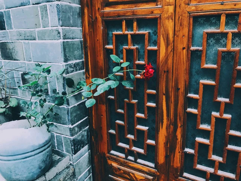 比麗江人少，比鳳凰古樸，懸掛于瀑布上的千年古鎮(zhèn)