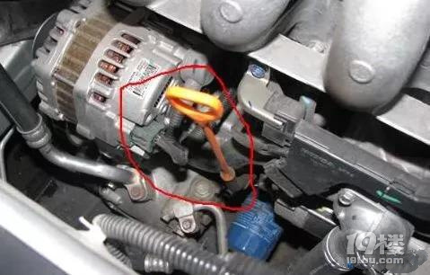 換機(jī)油時(shí)，以冷車還是熱車看油標(biāo)尺，哪個(gè)正確呢
