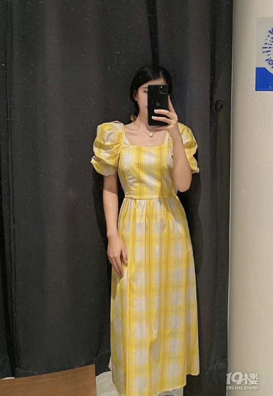 最近逛街發(fā)現了好多好看的衣服裙子，價格也都不貴