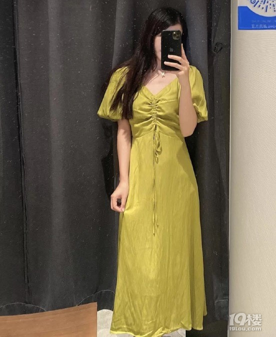 最近逛街發(fā)現了好多好看的衣服裙子，價格也都不貴