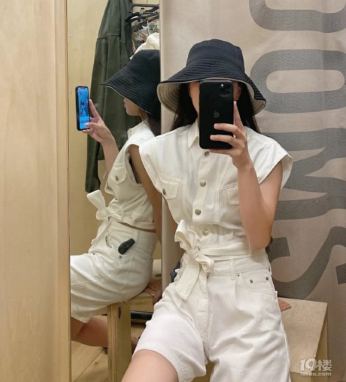 最近逛街發(fā)現了好多好看的衣服裙子，價格也都不貴