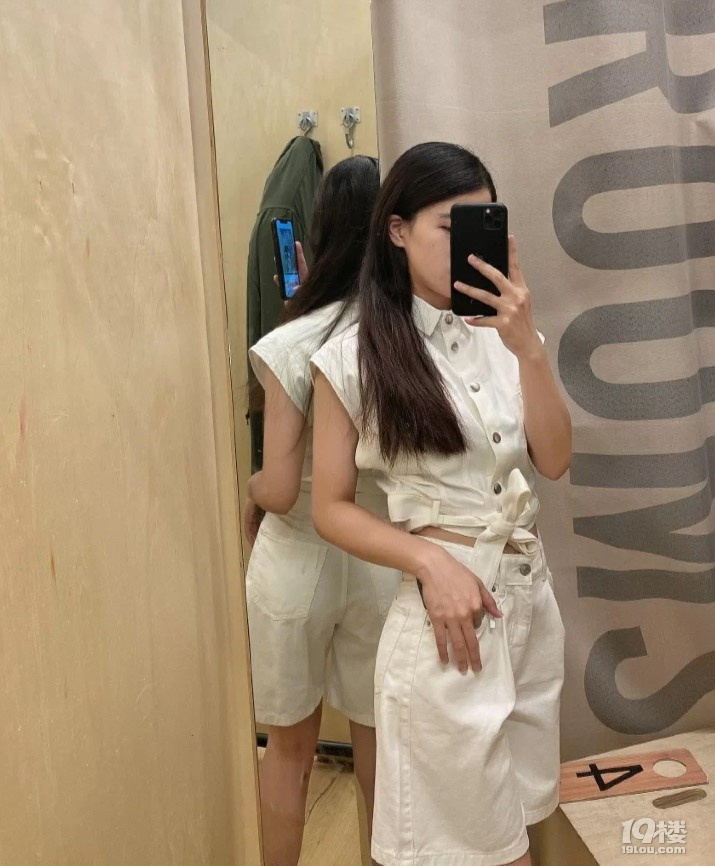 最近逛街發(fā)現了好多好看的衣服裙子，價格也都不貴