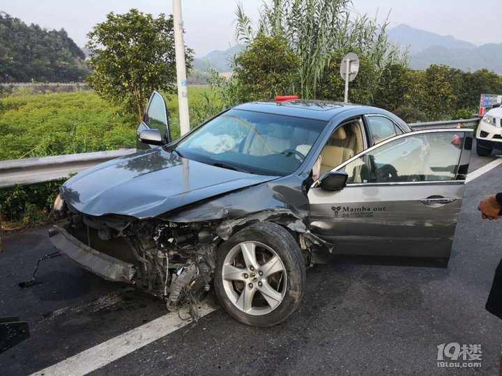 開車看手機(jī)，這輛車瞬間撞上高速護(hù)欄