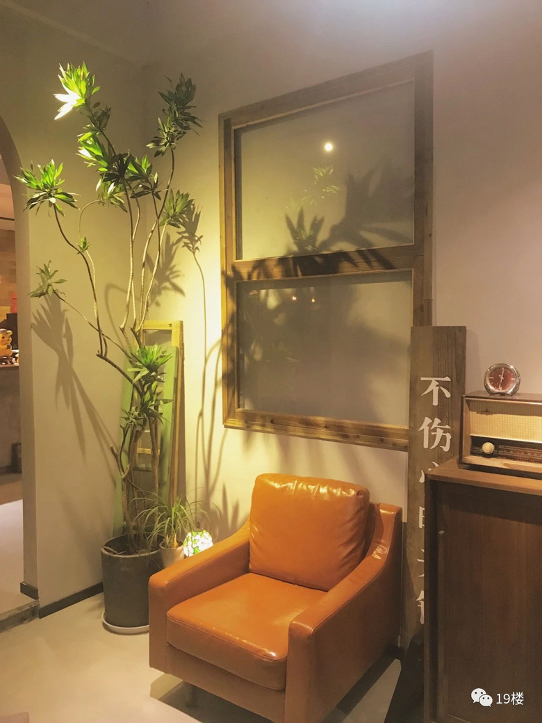 有人把離婚和結(jié)婚證送給咖啡館，有人外地寄物，都想在杭州留痕跡