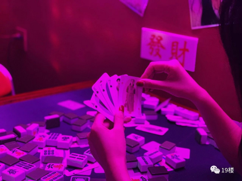 有人把離婚和結(jié)婚證送給咖啡館，有人外地寄物，都想在杭州留痕跡