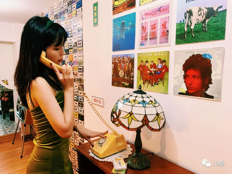 有人把離婚和結(jié)婚證送給咖啡館，有人外地寄物，都想在杭州留痕跡