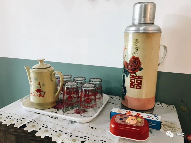 有人把離婚和結(jié)婚證送給咖啡館，有人外地寄物，都想在杭州留痕跡