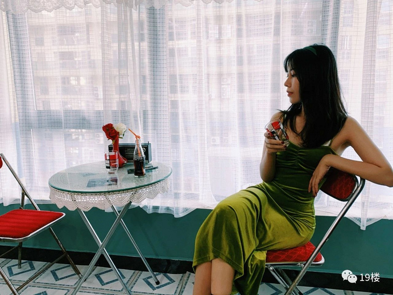有人把離婚和結(jié)婚證送給咖啡館，有人外地寄物，都想在杭州留痕跡