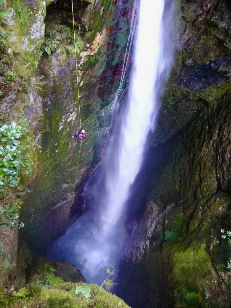 貴州滴水灘“瀑降”的死亡穿越