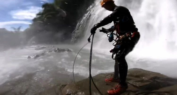 貴州滴水灘“瀑降”的死亡穿越