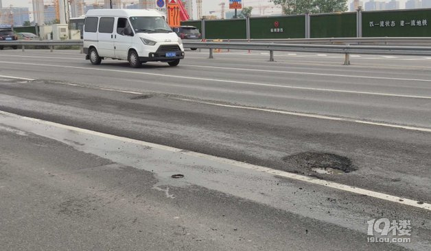 杭州這些道路坑人不淺，曝光后相關(guān)部門連夜排查維修