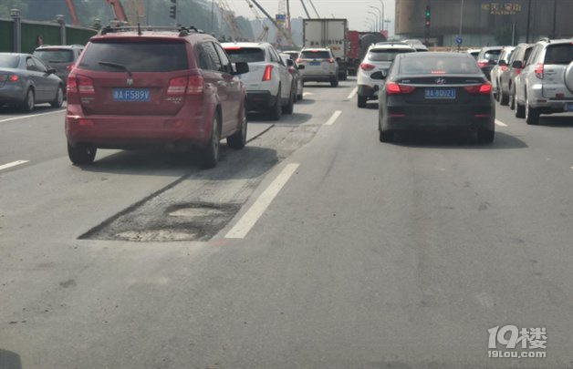 杭州這些道路坑人不淺，曝光后相關(guān)部門連夜排查維修