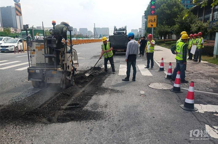 杭州這些道路坑人不淺，曝光后相關(guān)部門連夜排查維修