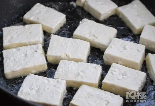比糖醋里脊還過癮！豆腐這么做3步搞定，5分鐘燒出五星級味道