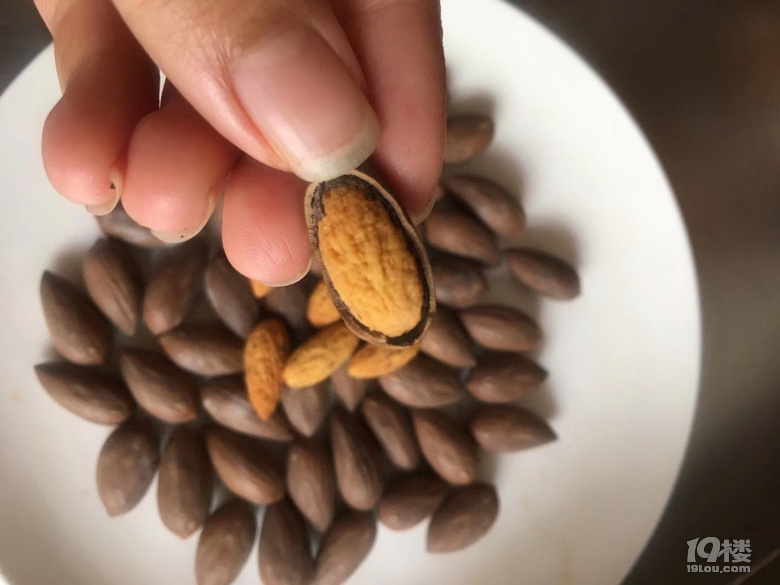 老妈剥香榧跟剥花生一样soeasy