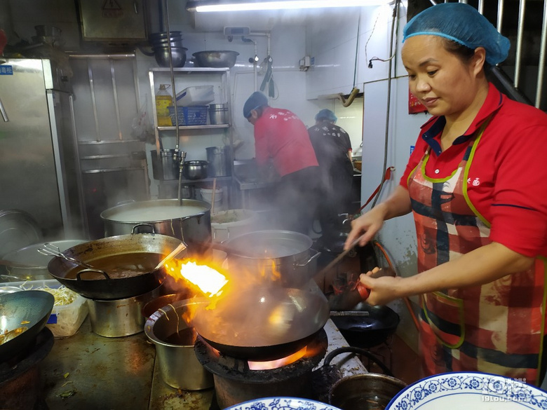小e美食探店‖排隊一小時也要吃到的面