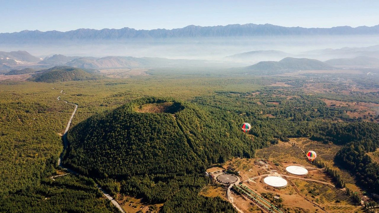國內(nèi)唯一可同時看火山、泡溫泉的極邊小城！它才是云南秋色第一名
