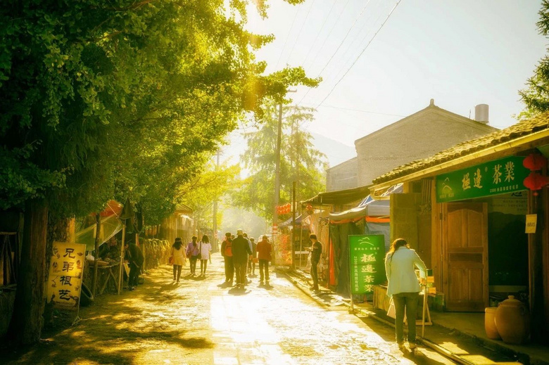 國內(nèi)唯一可同時看火山、泡溫泉的極邊小城！它才是云南秋色第一名
