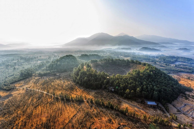 國內(nèi)唯一可同時看火山、泡溫泉的極邊小城！它才是云南秋色第一名