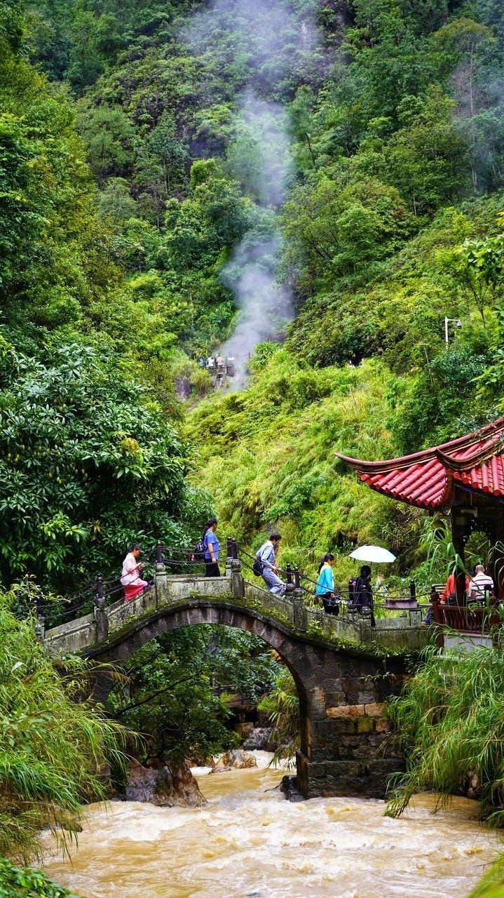 國內(nèi)唯一可同時看火山、泡溫泉的極邊小城！它才是云南秋色第一名